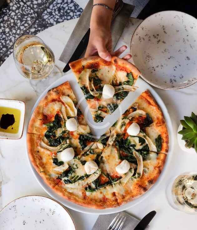 Artichoke spinach pizza